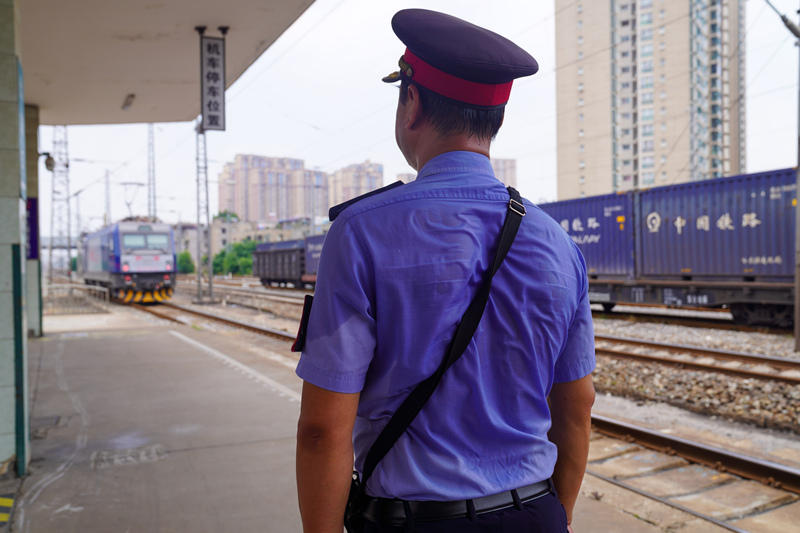 7月12日正午，襄陽車站運轉車間助理值班員外勤聶再剛正在進行接發列車作業，這趟列車將到達附近電廠，為暑期供電提供充足電煤保障。袁廣益攝