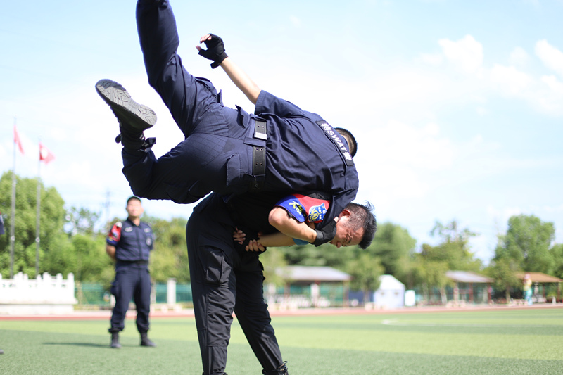 高溫天氣，大冶特警堅持警務(wù)技能訓(xùn)練，確保隨時應(yīng)對各種突發(fā)事件。陳宇攝