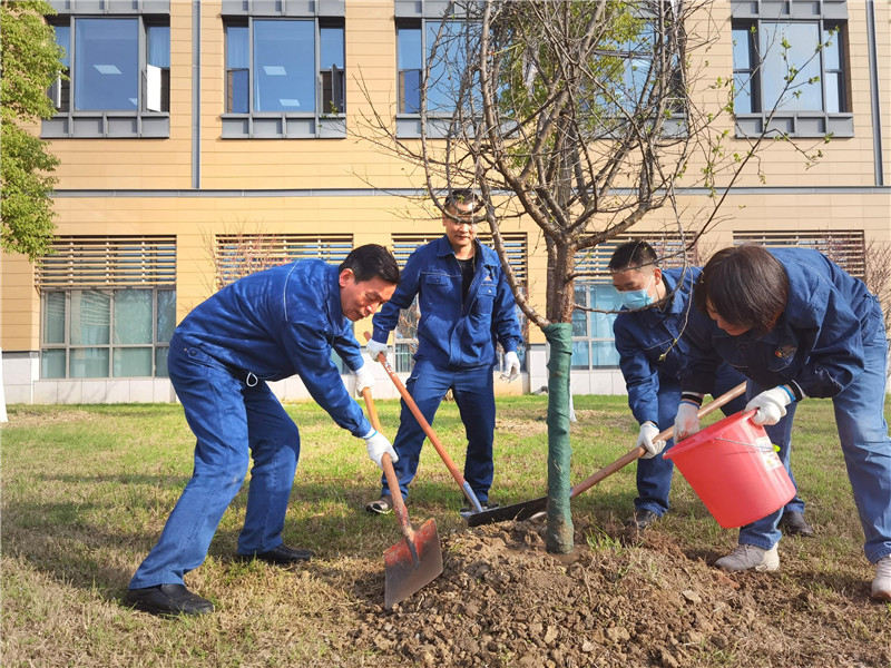 武漢卷煙廠職工義務植樹共建綠色家園。攝影：蔣曉萌