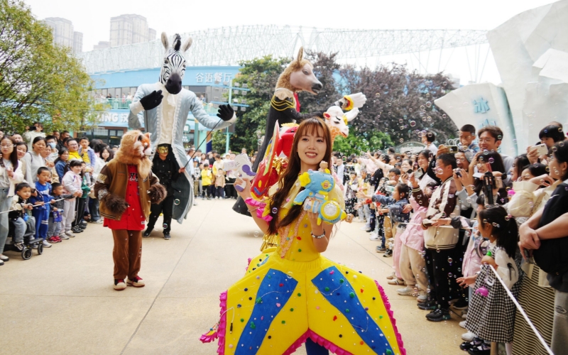 武漢極地海洋公園巡游吸引眾多小朋友。何曉剛攝