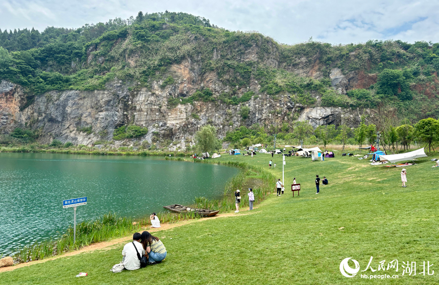 靈山生態文化旅游區吸引了不少游客前來賞景。人民網記者 張沛攝